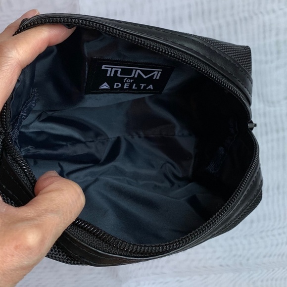 Tumi travel toiletry / cordkeeper bag - Picture 5 of 5